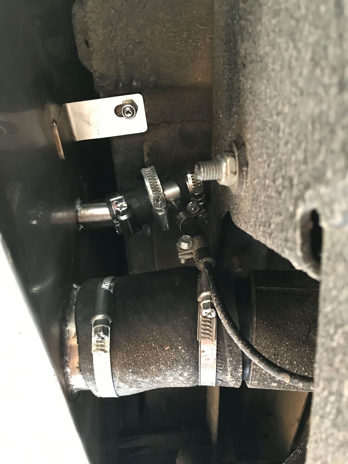 Detailbild Tankentlüftung und Tankstutzen nach Einbau Durchlauftank Defender